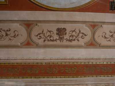 Una serie di cornici concentriche, impreziosite da decori floreali, cartigli...